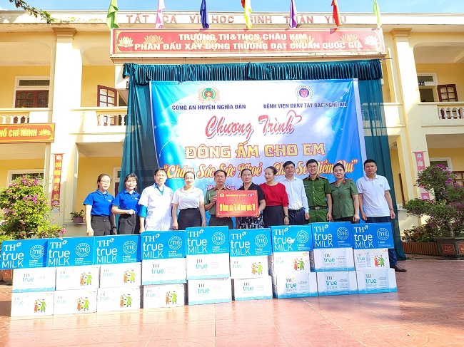Công an huyện Nghĩa Đàn cùng Tập đoàn TH True milk hỗ trợ xã khó khăn huyện biên giới làm sạch ma túy